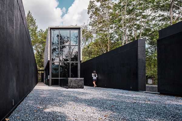 红木林中的黄色潜水艇咖啡馆