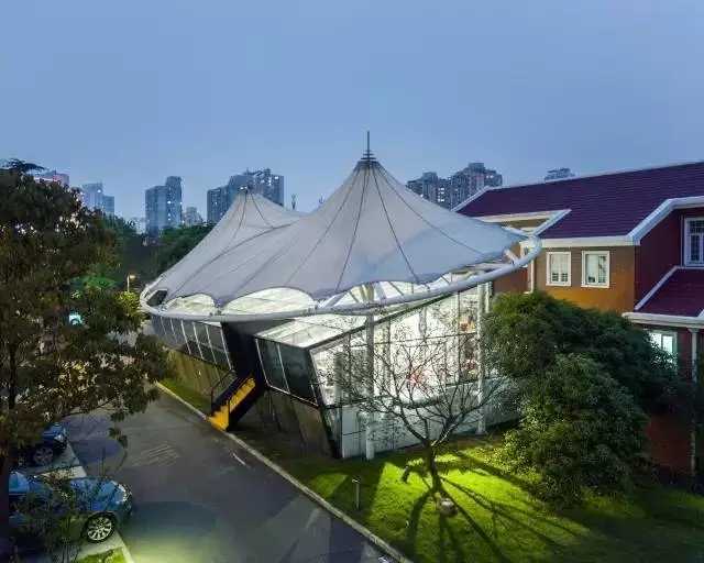 玻璃盒子的展厅